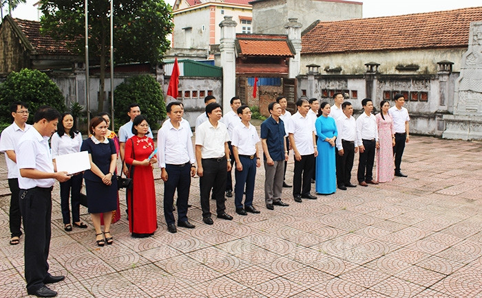 Dâng hương, dâng hoa kỷ niệm 83 năm ngày thành lập Đảng bộ tỉnh Hải Dương